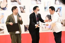 スタッフの指のケガにも怒るダイアン津田（右）。