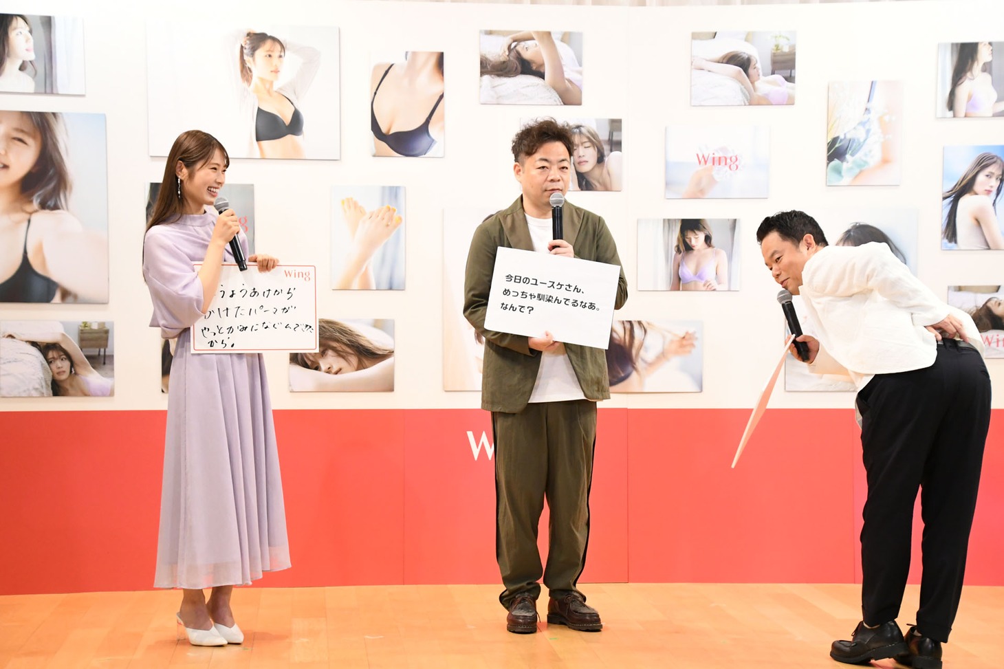 大喜利に答えるダイアン津田（右）。