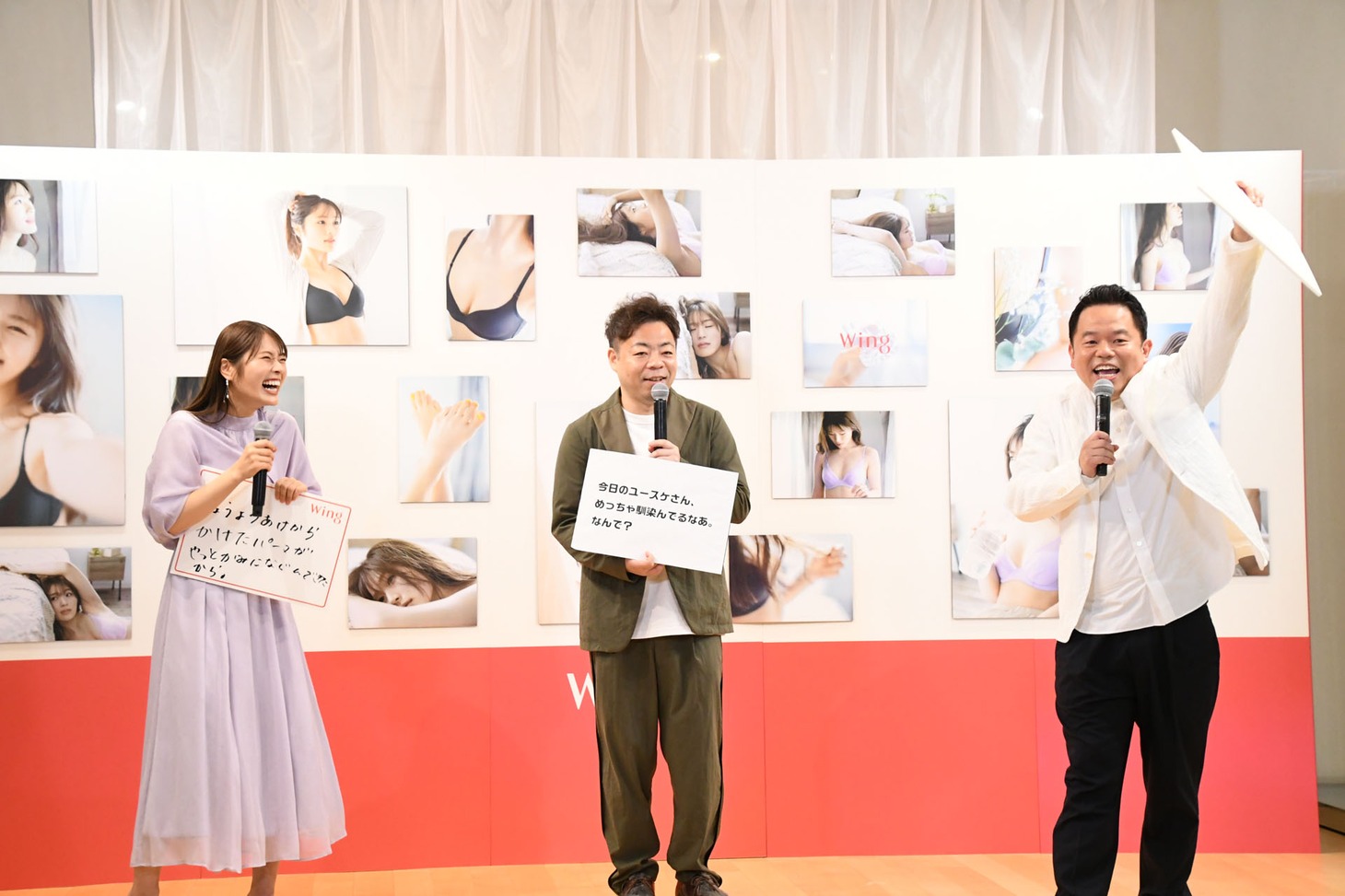 報道陣にアピールするダイアン津田（右）。