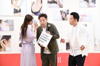 ダイアン・ユースケに小声で何かを確認する渋谷凪咲（左）。