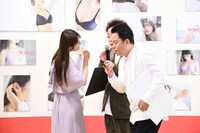 小声で何かを確認する渋谷凪咲とユースケの間に入ろうとするダイアン津田。