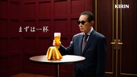 CM「本麒麟 うまさだけで勝負する タモリ」編のワンシーン。