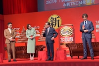 ゲストの並びについて「豪華ですよね。うまさだけで勝負していない」と商品コンセプトにかけて述べたタモリ（右から2人目）。