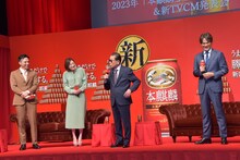 ゲストの並びについて「豪華ですよね。うまさだけで勝負していない」と商品コンセプトにかけて述べたタモリ（右から2人目）。