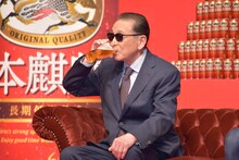イベント中に「本麒麟」を飲み続けるタモリ。