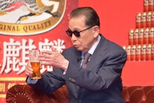 「本麒麟」を味わったあと、グラスのうんちくを傾けるタモリ。