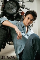 「JUNON」2023年7月号より、西垣匠。