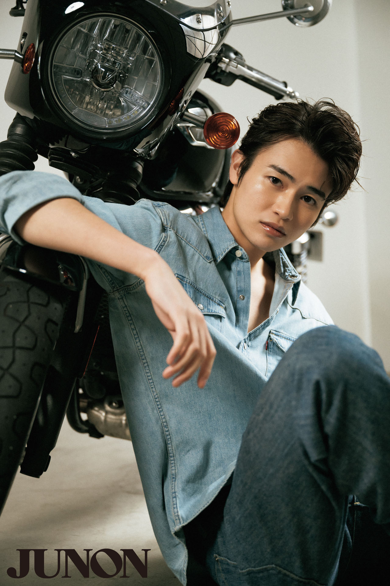 「JUNON」2023年7月号より、西垣匠。