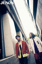 「JUNON」2023年7月号より、かが屋。