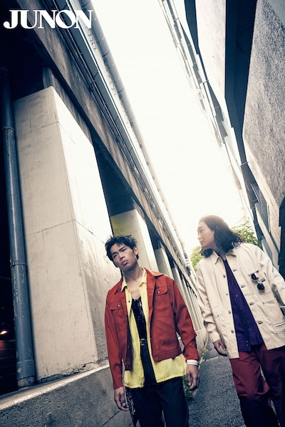 「JUNON」2023年7月号より、かが屋。