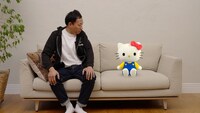 動画「【ナイツ塙さん登場！】ふたご漫才を添削！【ハローキティ/HELLO KITTY】」のワンシーン。