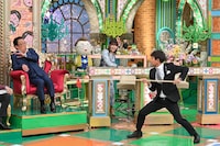 槍を持つダウンタウン浜田（右）。