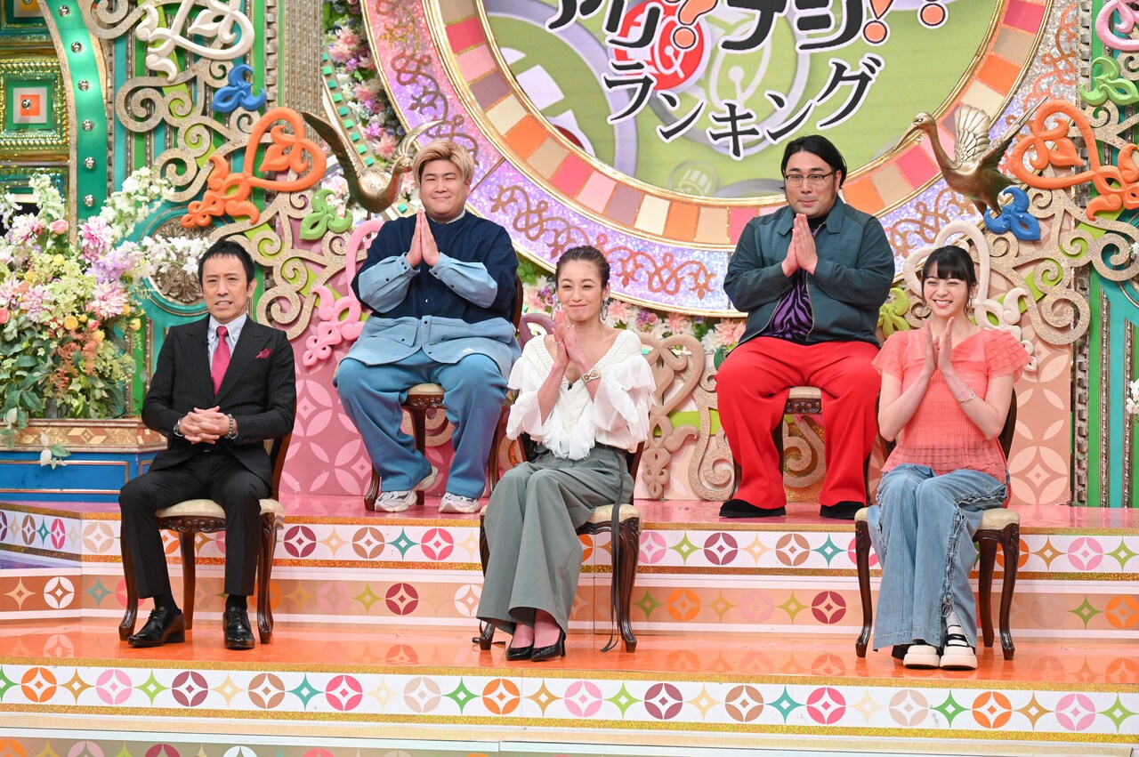 「プレバト!!」に出演するビスケットブラザーズ（後列2人）。