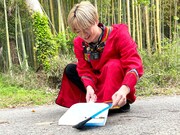 フン掃除をする知念侑李。