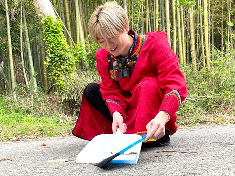 フン掃除をする知念侑李。