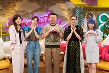 「ドーナツトーク」にゲスト出演するケンドーコバヤシ（中央）とMC陣。(c)CBC