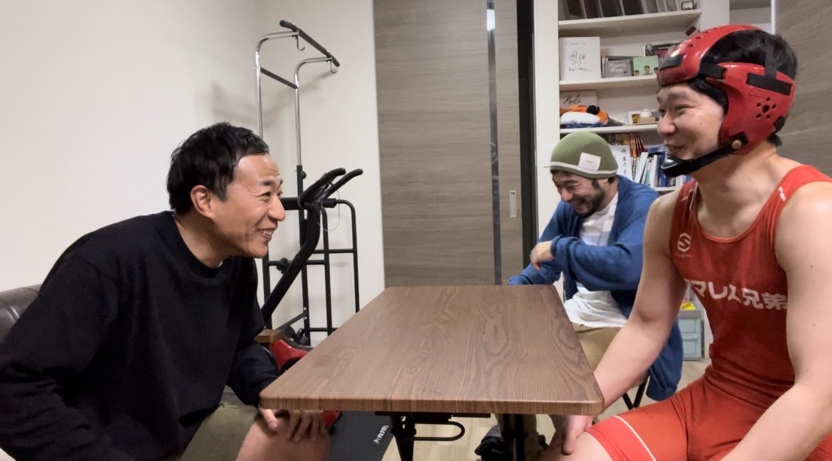 左からナイツ塙、アマレス兄、アマレス太郎。