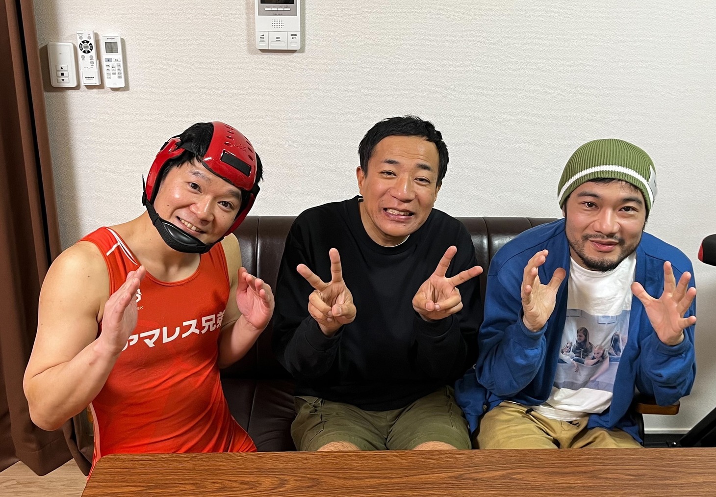 左からアマレス太郎、ナイツ塙、アマレス兄。