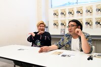 取材会中にダメなことを言うビスケットブラザーズ原田（右）。