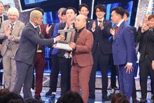 ギャロップが松本人志から優勝トロフィーを贈呈されるワンシーン。