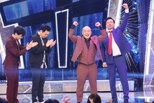 マシンガンズ（左）との決勝を制したギャロップ（右）。