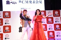 「握り愛」を熱唱する魚子＆べい太。