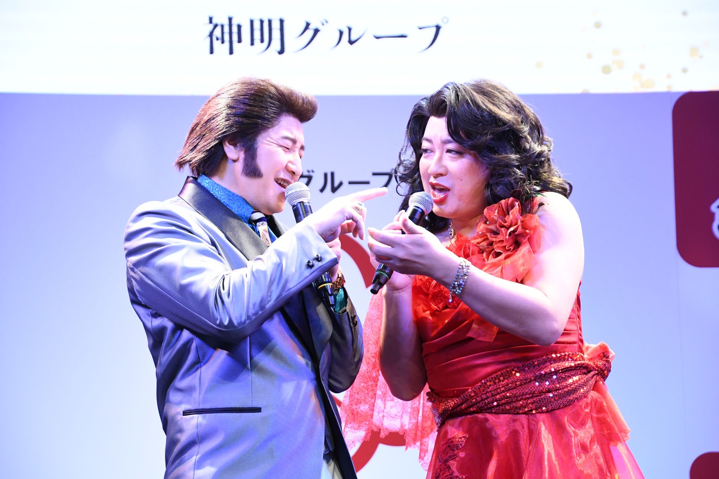 「握り愛」を熱唱する魚子＆べい太。