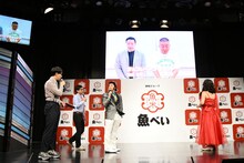 チョコレートプラネットからCM出演のお祝いメッセージが上映された場面。