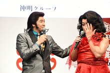 付き合いのあるチョコレートプラネットからのビデオメッセージに感極まる魚子（右）。