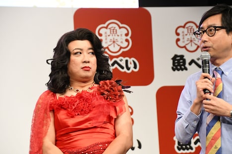 おいでやす小田に不快感を示す魚子(左)。