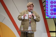 MCを務めたビスケットブラザーズきん。