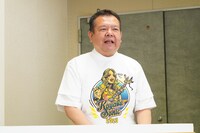 会見でMCを務める今別府直之。