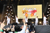 GENERATIONS from EXILE TRIBEのメンバーとパフォーマンスするかまいたち山内（中央）。（Photo by 深野輝美）