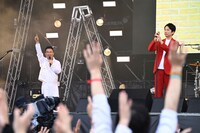 「メトロック」の会場を盛り上げるかまいたち。（Photo by 深野輝美）