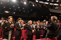 「第76回カンヌ国際映画祭」で歓声を受ける北野武ら。(c)若山和子