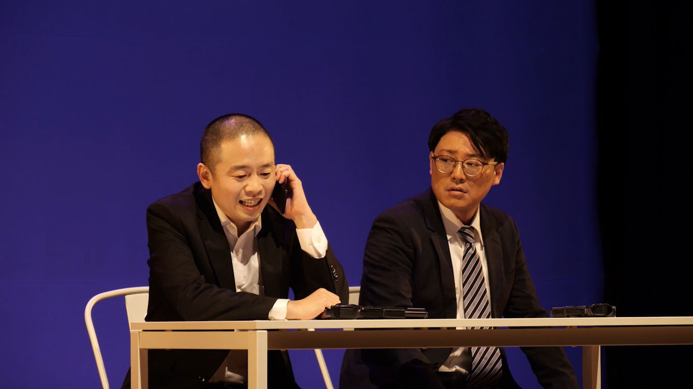 DVD「ゾフィー傑作選ライブZOBEST」より、コント「マトリ」のワンシーン。