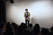 ステージ上に現れた中津川弦。