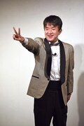 話のオチが決まり、「イエーイ！」とピースする中津川弦。