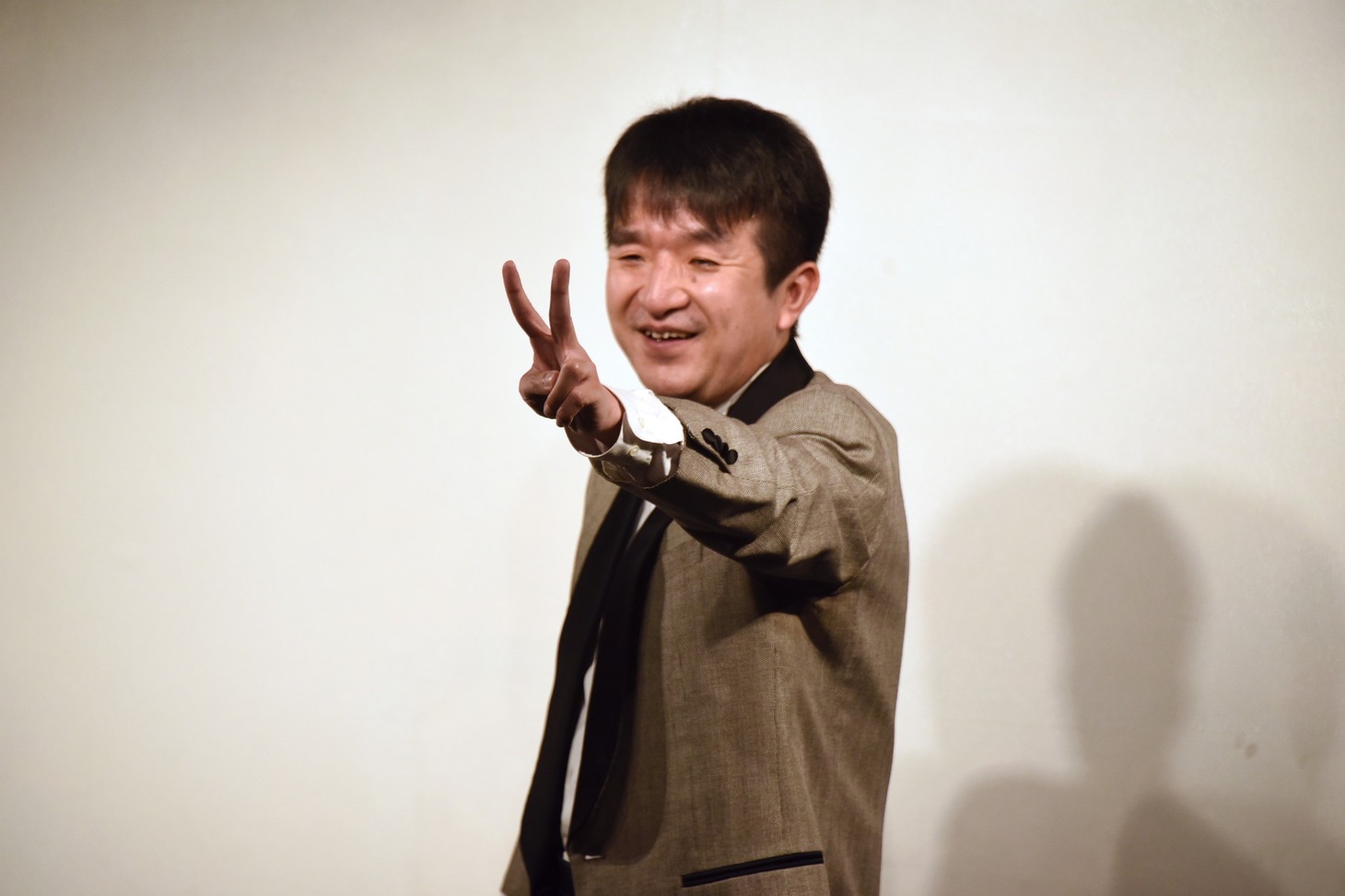 「イエーイ！」とピースする中津川弦。