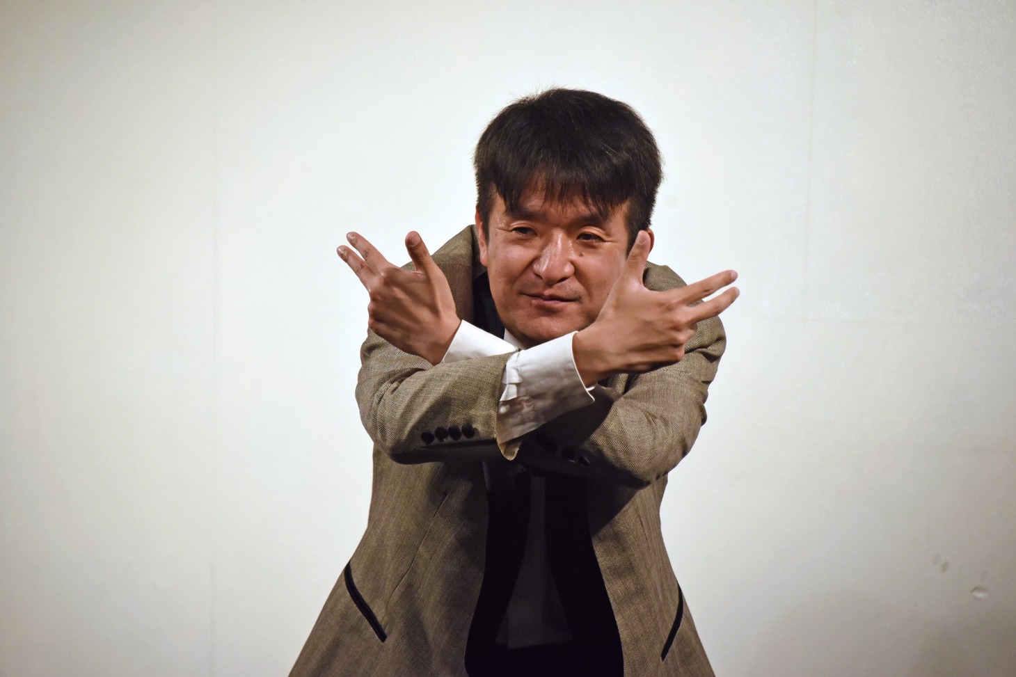 ラップを披露してポーズを決める中津川弦。