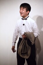 上着を脱いだ中津川弦。