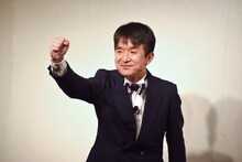 話のオチが決まり、「どんなもんだい！」と拳を上げる中津川弦。