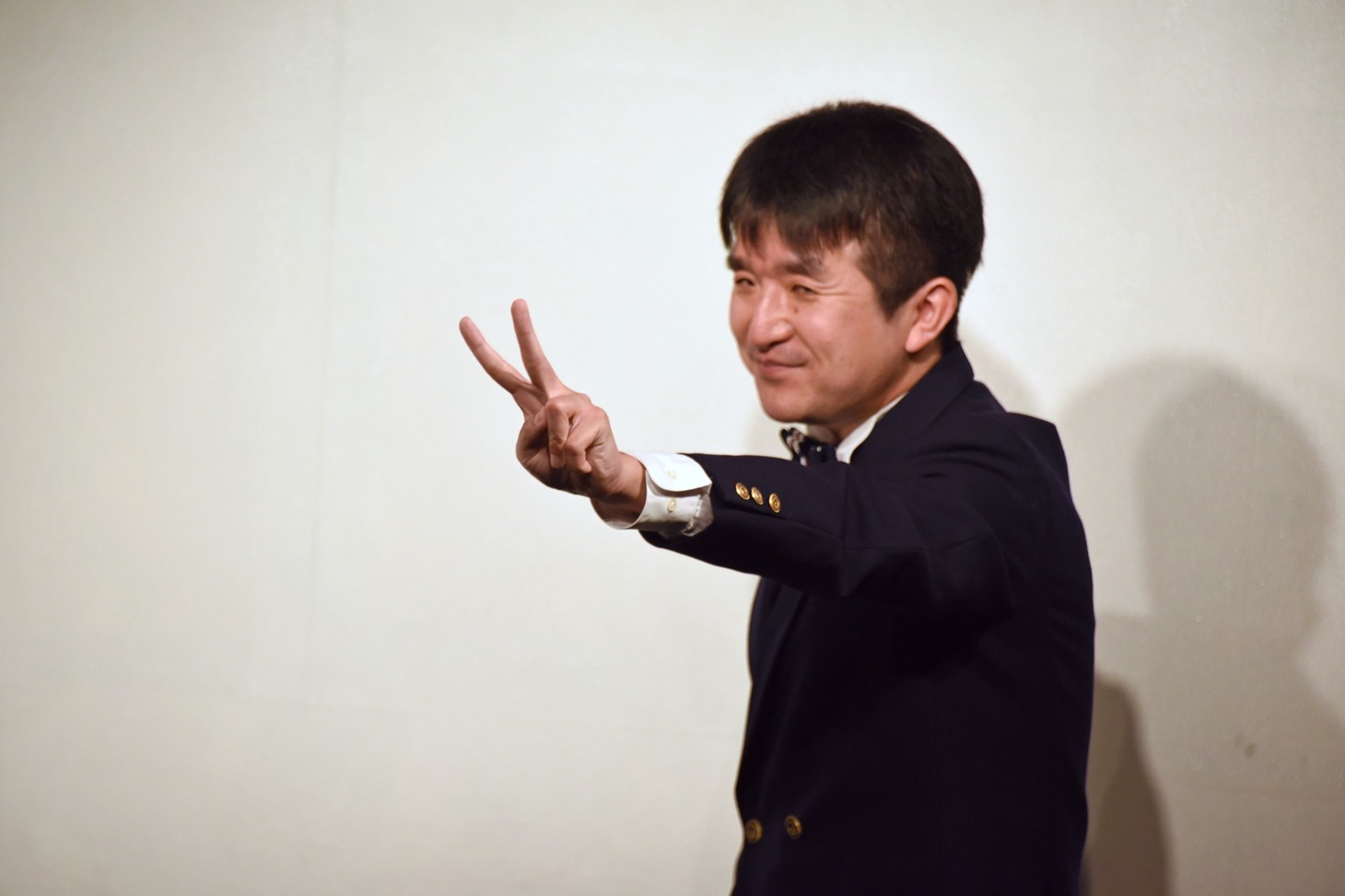 ピースする中津川弦。