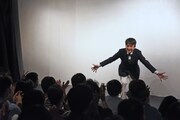 中津川弦の決めポーズに拍手を送る観客。