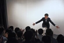 中津川弦の決めポーズに拍手を送る観客。