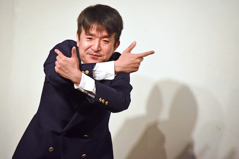 ラップを披露してポーズを決める中津川弦。