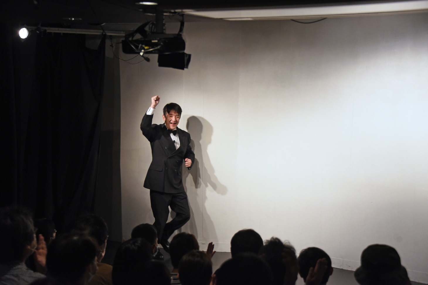 「イエーイ！」と言いながら登場する中津川弦。