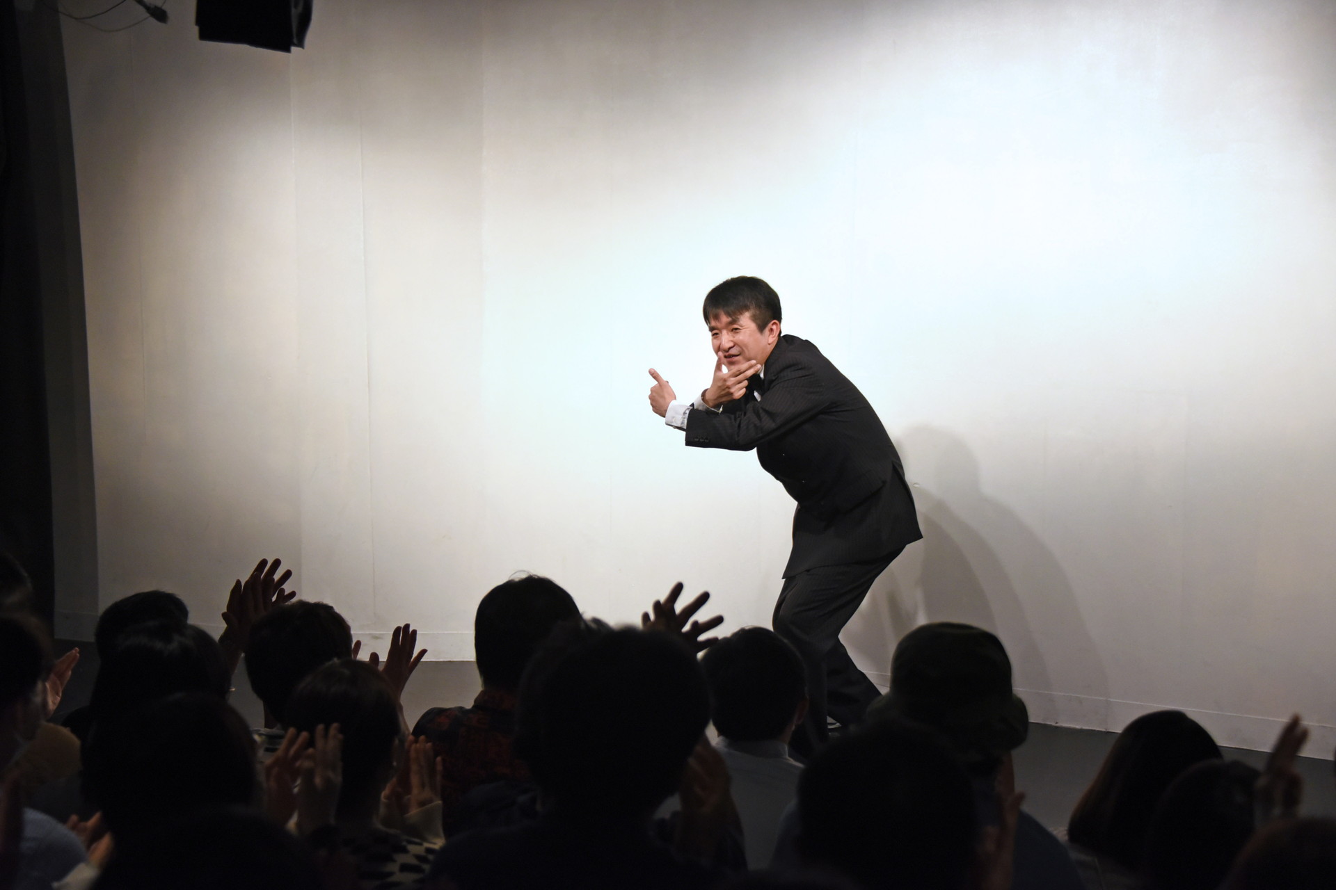 3度目のラップを披露してポーズを決める中津川弦と、それに拍手を送る観客。