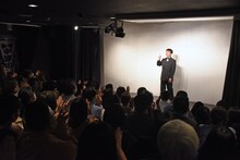 エンディングで万雷の拍手に包まれる中津川弦。