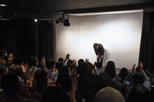 エンディングで万雷の拍手に包まれる中津川弦。